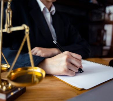 5 خطوات لاختيار محامي قضايا تجارية محترف في السعودية