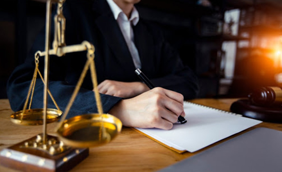 5 خطوات لاختيار محامي قضايا تجارية محترف في السعودية